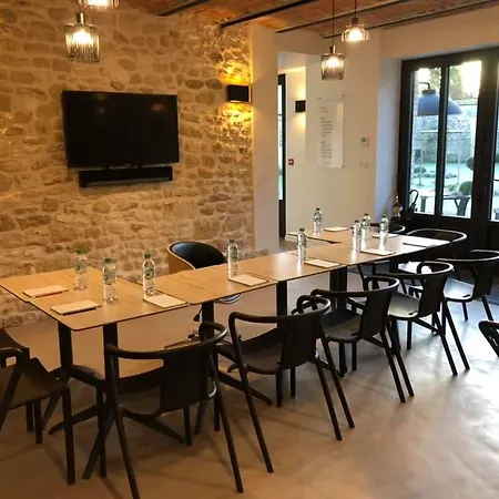 Au Clos Du