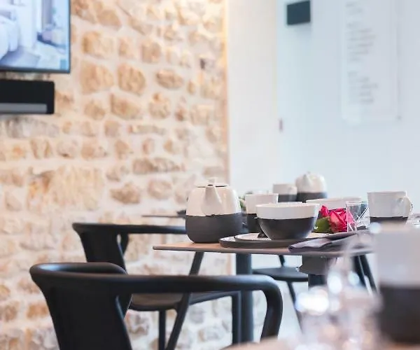 Pensión Au Clos Du 4*